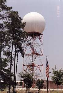 Tour du radar météorologique NEXRAD WSR-88D de Jacksonville, Floride
(Cliquer pour agrandir : 600·878px = 59 kilooctets)